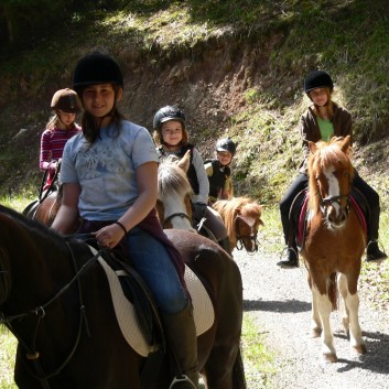 Schatzsuche mit den Ponys der CV-Ponyfarm April 2011